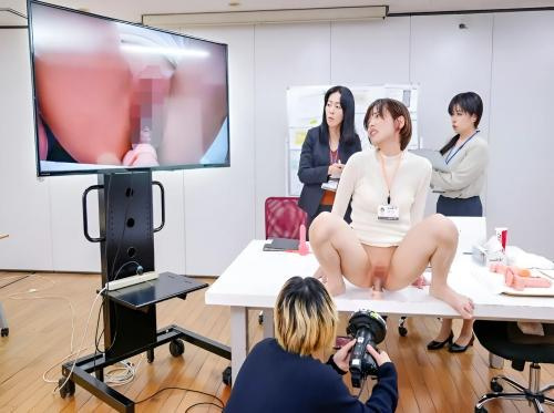 Em nhân viên dâm thủ dâm ngay trong văn phòng Em nhân viên dâm thủ dâm ngay trong văn phòng