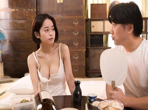 Rủ cô bạn thân thời thơ ấu chơi trò vợ chồng Rủ cô bạn thân thời thơ ấu chơi trò vợ chồng