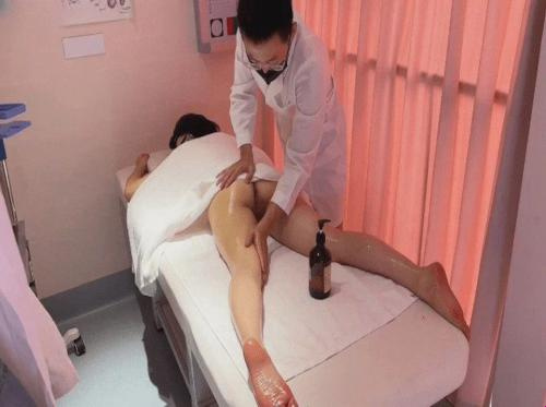 Neugieriges Mädchen geht zur Massage und zum Schluss Neugieriges Mädchen geht zur Massage und zum Schluss