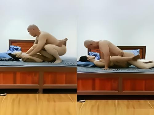 Tinukso ng unang lalaki ang babae at gustong mag-collapse sa kama Tinukso ng unang lalaki ang babae at gustong mag-collapse sa kama
