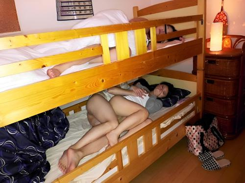 Cogiendome a la hermana de mi amante mientras duerme... Cogiendome a la hermana de mi amante mientras duerme...
